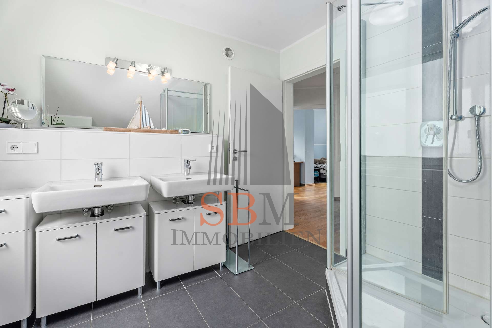 Familiendomizil im modernen Stil mit charmantem Garten und Top-Anbindung - Bad mit Fenster, Dusche und Doppelwaschbecken